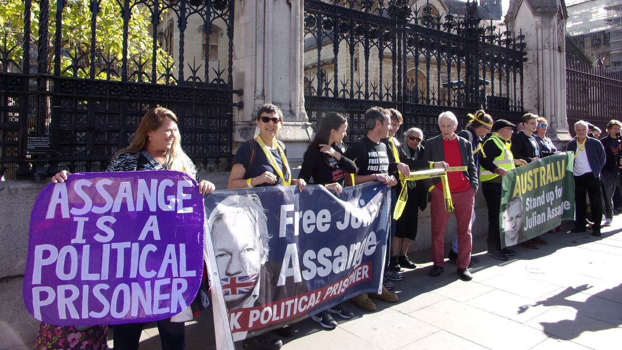 7,000 form human chain in London to protest treatment of Assange